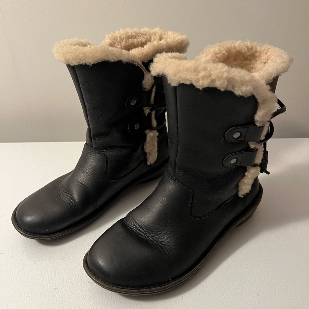 Ugg Akadia Size 7 Boots Dark Brown